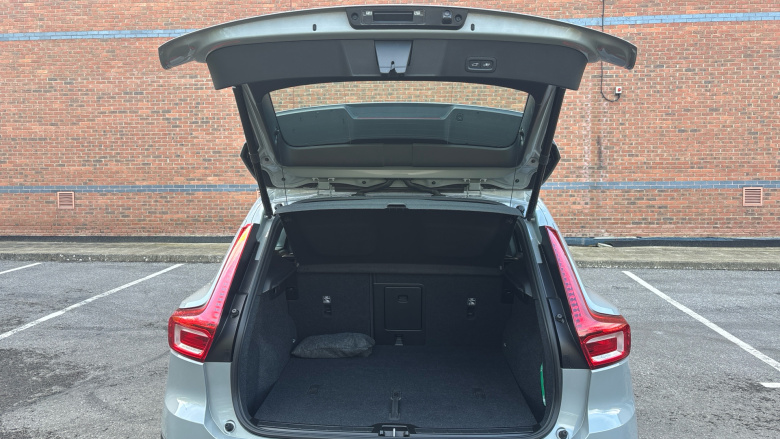 Volvo XC40 2.0 B4P Plus Dark 5dr Auto Petrol Estate